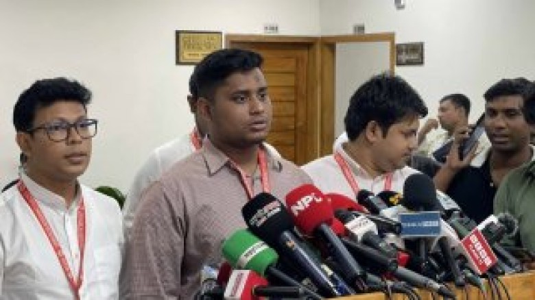 রাজা-বাদশাহদের মতো আচরণ করছে ইসি: হাসনাত