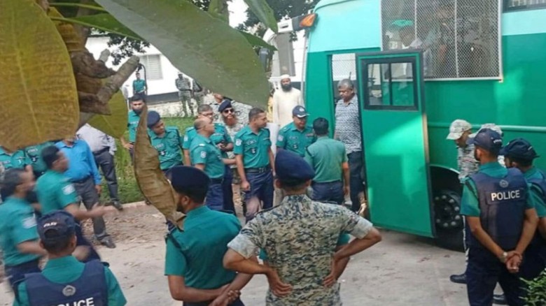 আত্মসমর্পণকারী সেনা কর্মকর্তারা নির্দোষ, অপরাধীরা ভারতে : আইনজীবী