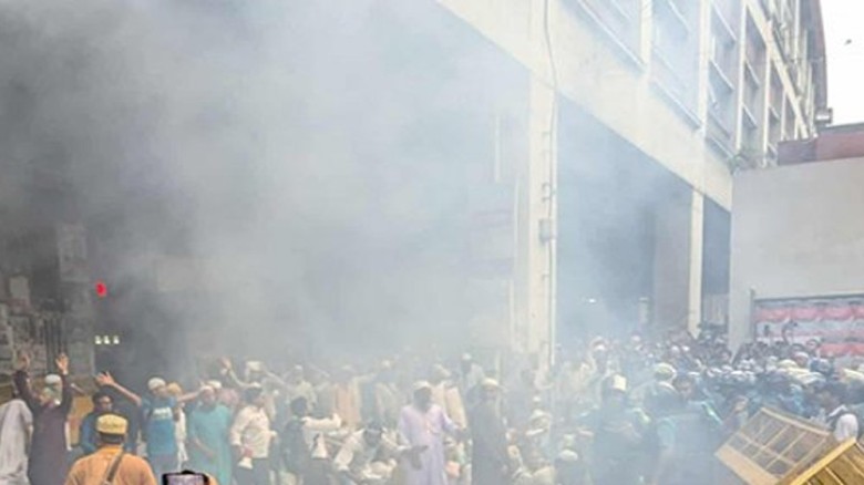 মাদরাসা শিক্ষকদের পদযাত্রায় পুলিশের জলকামান-সাউন্ড গ্রেনেড নিক্ষেপ