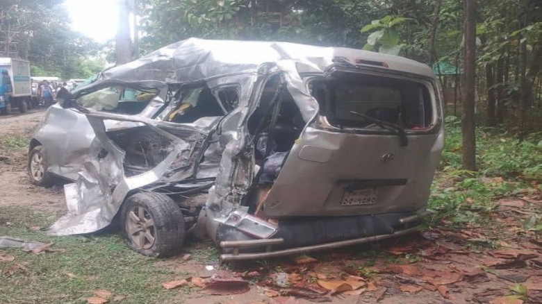 সড়ক দুর্ঘটনায় প্রাণ গেল একই পরিবারের ৫ জনের
