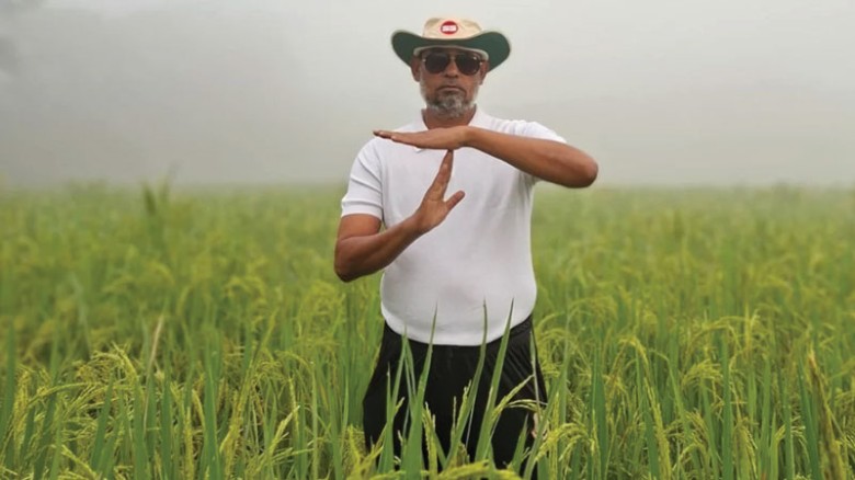 মনোনয়ন না পেয়ে ধানক্ষেতে ‘রিভিউ’ দেখিয়ে বিএনপি নেতার অভিনব প্রতিবাদ
