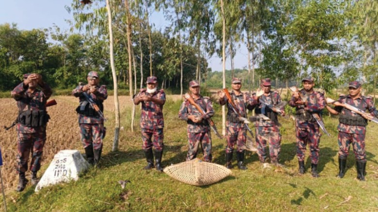 ফেনীর পরশুরামে বিজিবি'র অভিযানে শতাধিক শালিক মুক্ত
