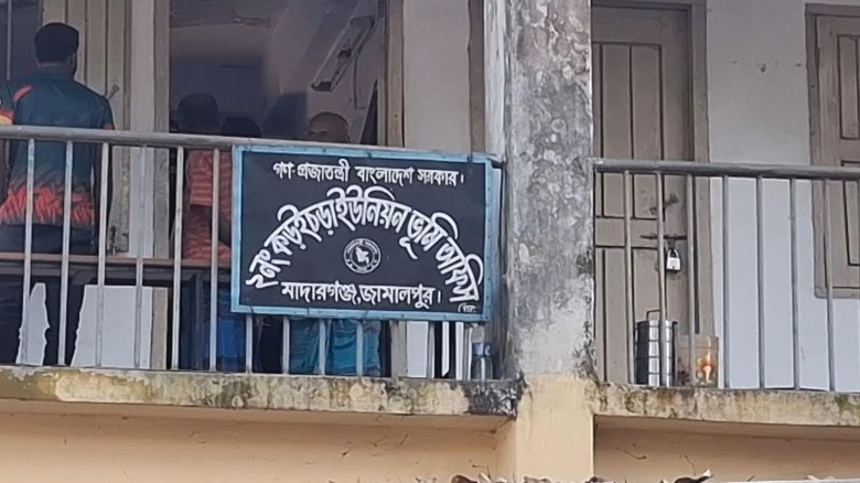 ভূমি অফিসে দালালের দৌরাত্ম: টাকা ছাড়া মেলে না সেবা