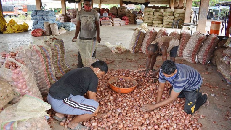 সীমান্তে পচছে ৩০ হাজার টন পেঁয়াজ, বিপুল ক্ষতির মুখে ভারতীয় ব্যবসায়ীরা