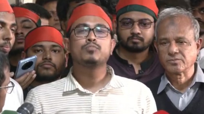 স্বরাষ্ট্র উপদেষ্টার পাশে দাঁড়িয়ে পদত্যাগের দাবী তুললেন সাদিক কায়েম