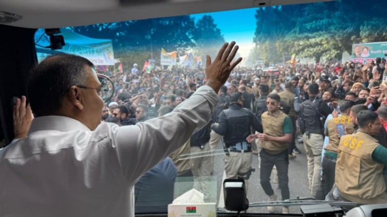 বাবার কবর জিয়ারতে জিয়া উদ্যানের পথে তারেক রহমান