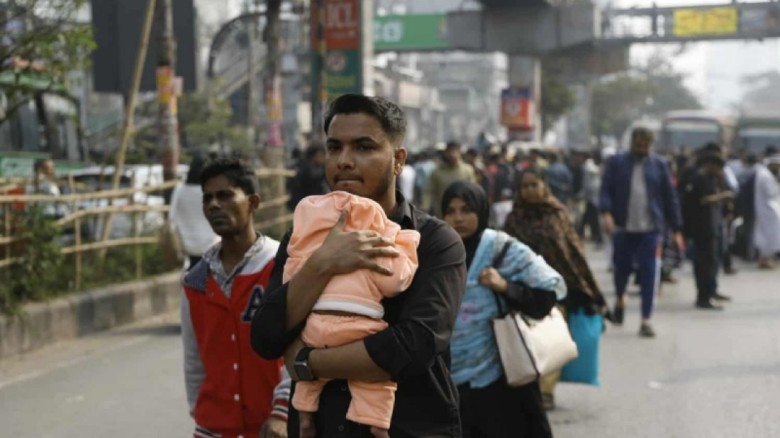 শিক্ষার্থীদের অবরোধে যান চলাচল ব্যাহত, ভোগান্তি চরমে