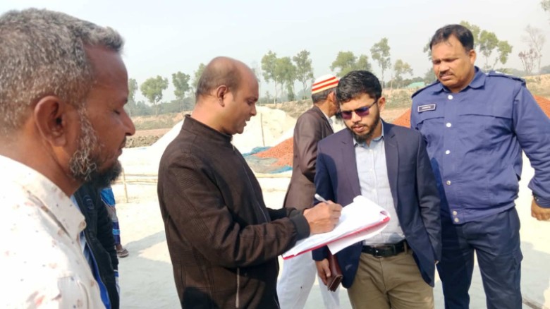 নওগাঁয় অবৈধভাবে বালু উত্তোলন: স্তূপ জব্দ করে নিলামে বিক্রি