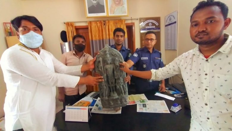 ঠাকুরগাঁওয়ে পাওয়া বিষ্ণু মূর্তিটি সেচ্ছায় জমা দিলেন থানায়